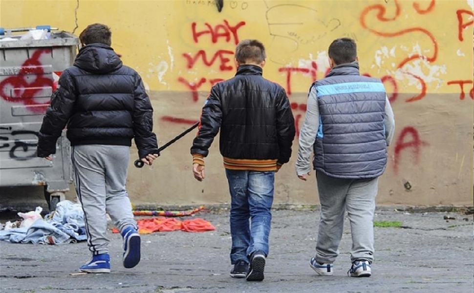 Un rimprovero di troppo, la baby gang aggredisce il commerciante e gli sfascia il negozio 51 bulli 1