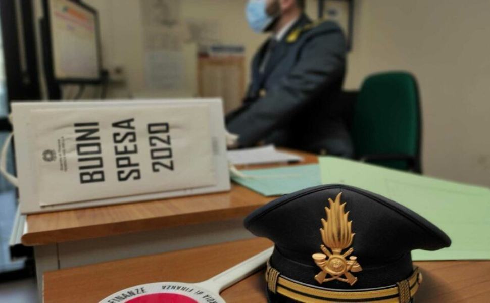 Denunciati 33 furbetti dei "buoni spesa", 400 famiglie passate al setaccio 51 buoni spesa guardia di finanza controlli