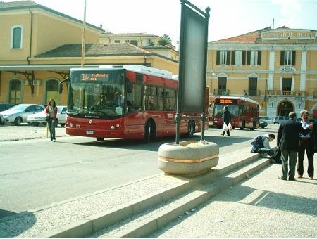 Cosenza, aggredito e derubato del borsello mentre aspetta il bus. Lo scippo nei pressi dei "Due Fiumi" 52 Amaco fermata Due Fiumi Cosenza