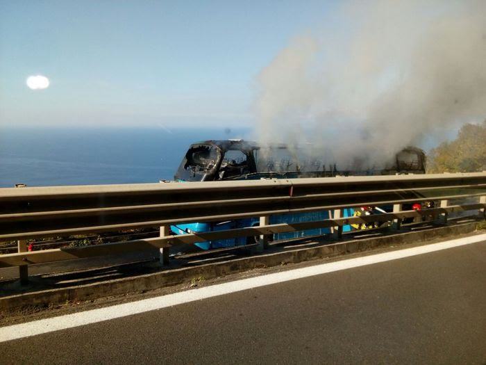 Bus di studenti universitari in fiamme sulla Salerno - Reggio Calabria 51 bus fiamme
