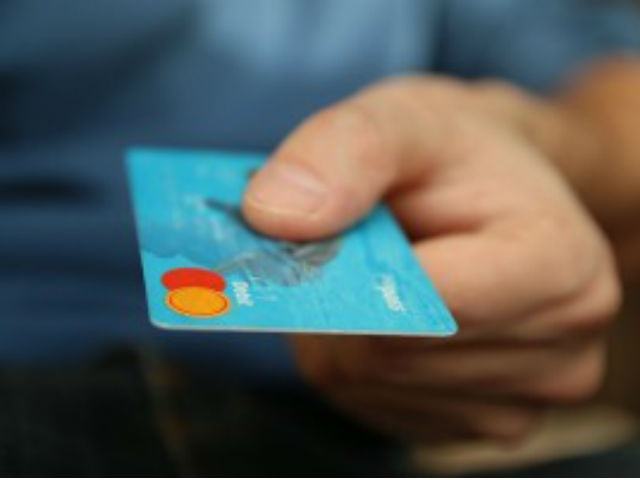 Si fa rilasciare carte di credito sotto falso nome, denunciato noto promotore finanziario del cosentino 65 c5ab126d62b75f21b37705f058765eba