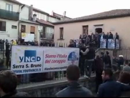 Scopelliti insultato e fischiato a Serra San Bruno esce scortato dalla polizia 62 c5ab99bdcebe5f31e1bcecf6a2839034