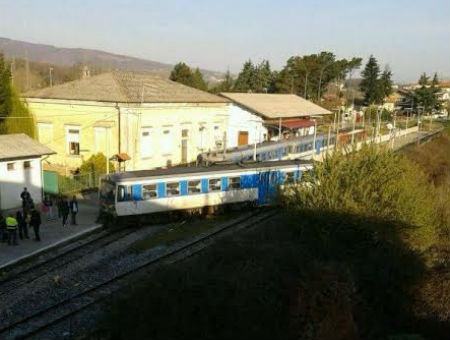 Treno fuori dai binari a Piano Lago 51 c6fef17863d1b4fe12ca30ad59d9fe0d