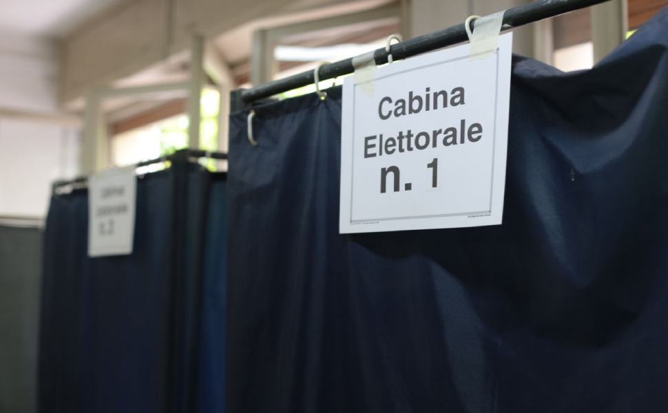 Castrovillari: ha fotografato la scheda in cabina, denunciata 51 cabina elettorale