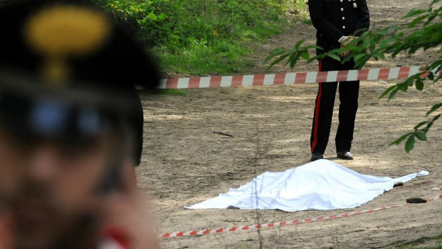 cadavere bosco carabinieri ansa