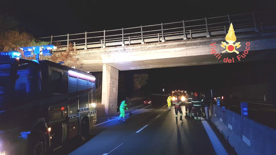 Piovono calcinacci da un cavalcavia sulla SS 280, intervengono i vigili del fuoco 51 calcinacci galleria ss 280