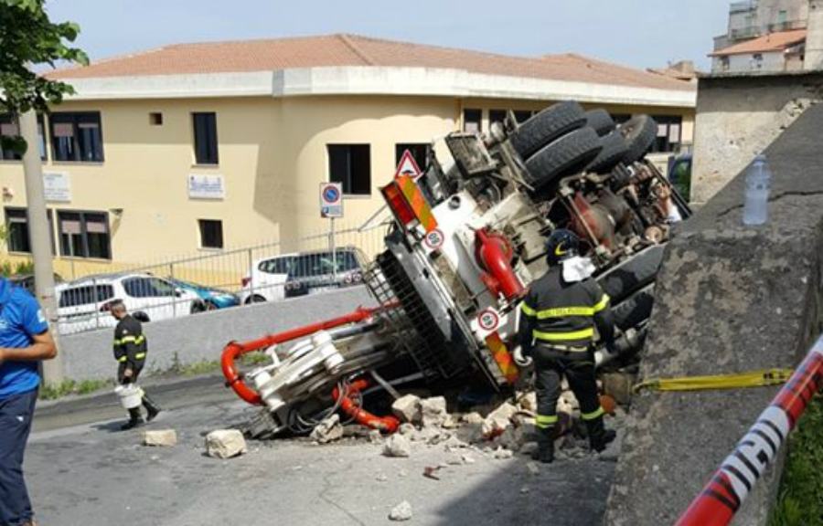 Belvedere Marittimo, camion sfonda un muretto e finisce su un'auto 55 camion belvedere