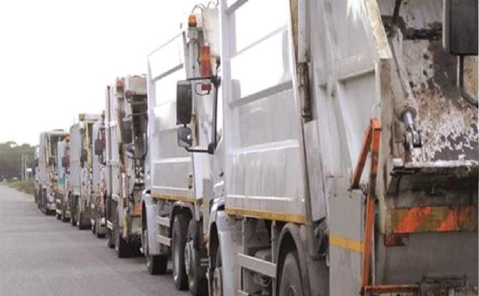 camion rifiuti in fila 1