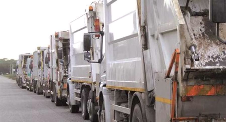 camion rifiuti in fila