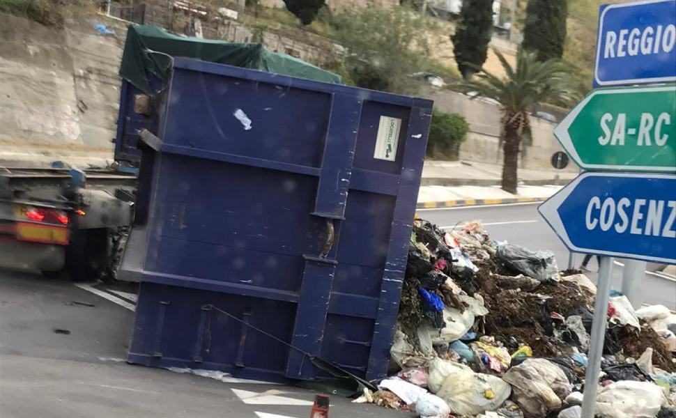 camion rifiuti incidente