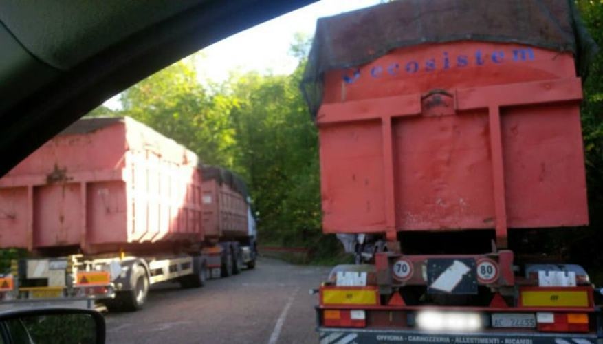 Discarica Celico, Comitato Ambientale Presilano: "già colma, si riempie oltre i limiti autorizzati" 51 camion spazzatura discarica celico