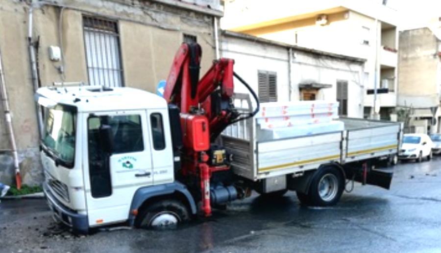 Si apre una voragine, camion ci finisce dentro. Nessun ferito 51 camion voragine reggio calabria