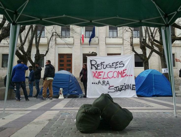 campo rifugiati cosenza simbolico