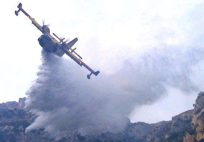 Incendi, Paola ieri è stato il comune più colpito. In azione i canadair 209 canadair 1