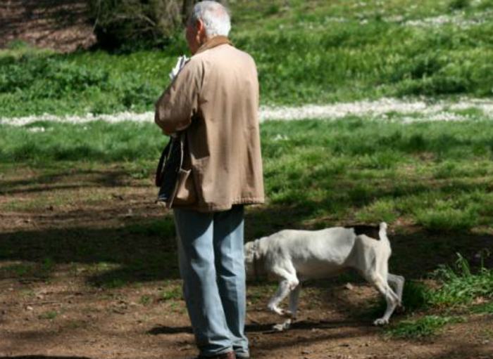 cane e anziano