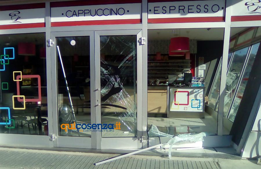 Rende: furto in un bar tabacchi, sfondate le vetrine e rubata la cassa, sigarette e gratta e vinci 55 cappuccino bar contrada cutura2