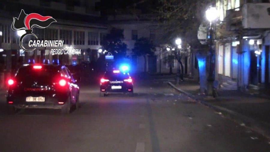 Sventato furto in un negozio, rubano merce e vanno via con due valigie 51 carab reggio calabria notte
