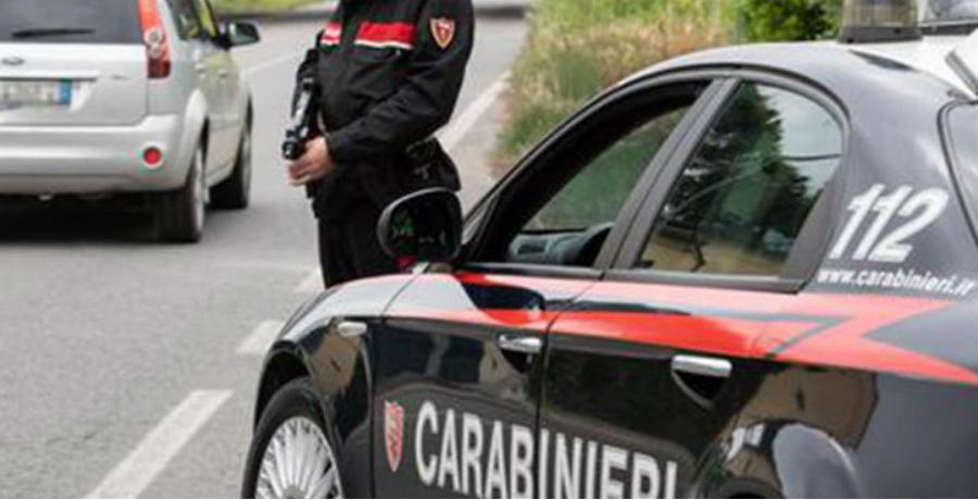 A volto scoperto e armati rapinano l'autista di un'azienda distribuzione 51 carabinieri 1 1 3