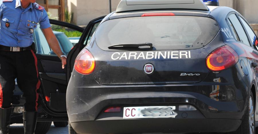Uno sguardo di troppo e scatta la rissa... tra donne. Tre arresti e una denuncia 51 carabinieri 68