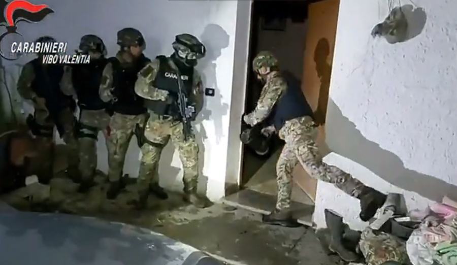 Si nascondeva da un anno ma era pronto a fuggire, arrestato fratello del boss 51 carabinieri Vibo arresto Accorinti