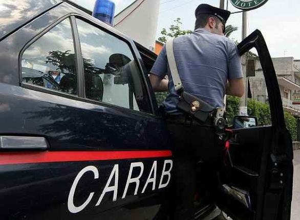 Perseguita una ragazza mentre è in libertà vigilata, in casa anche un mini-arsenale 79 carabinieri archivio 4