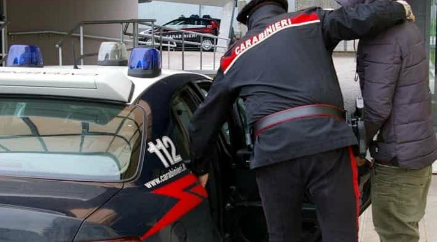 Castrovillari: spari contro un ristorante, arrestato 40enne. In casa aveva 100 armi 51 carabinieri arresto 8