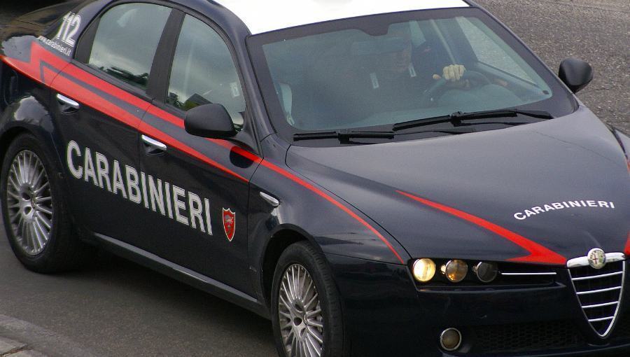 Minaccia e aggredisce l'ex compagna, arrestato 43enne cosentino 51 carabinieri auto 31