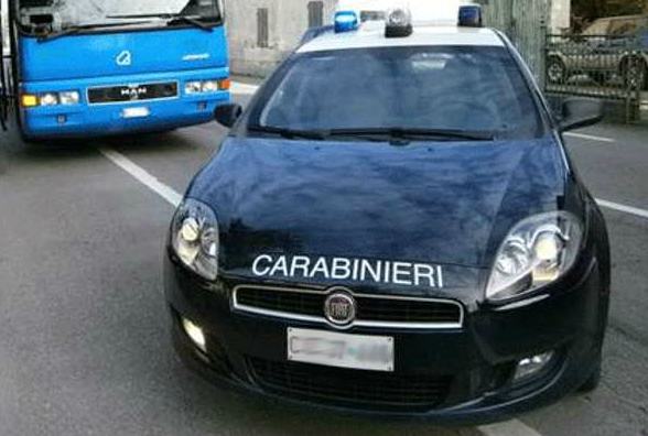 Non pagano il biglietto, autista sequestra i passeggeri del bus e minaccia di far prostituire le donne 212 carabinieri autobus
