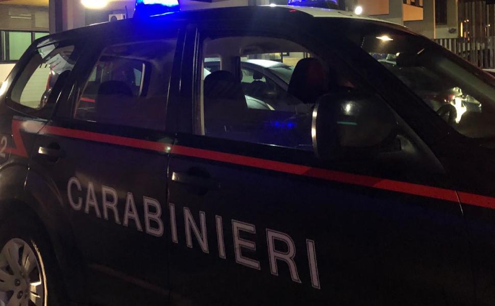 Aggredisce i genitori per ottenere denaro e acquistare la droga: arrestato 51 carabinieri blitz 12