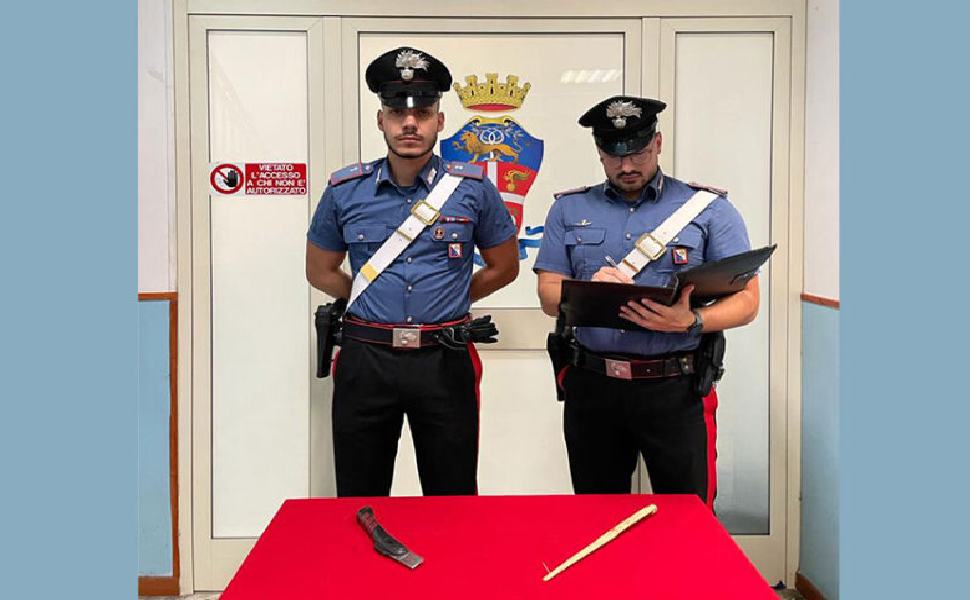 carabinieri coltello e bastone