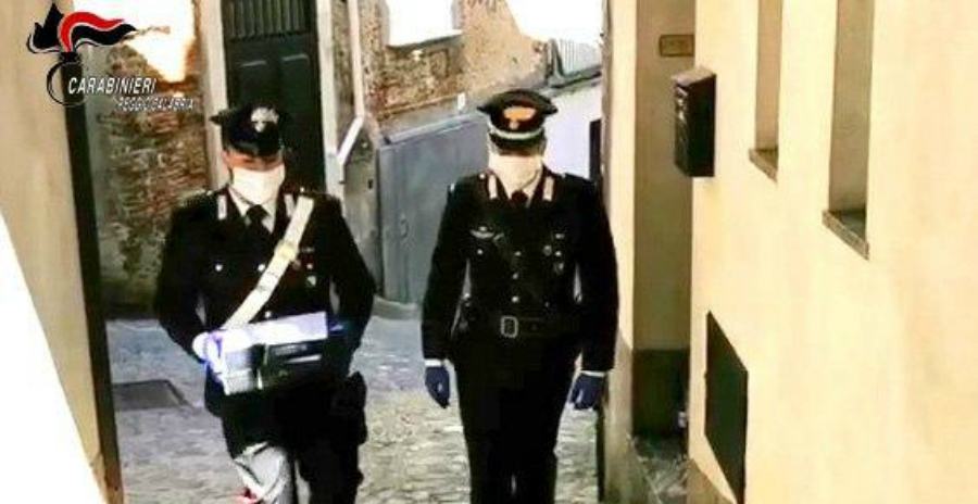 Didattica a distanza, pc portatili agli alunni dell’istituto Alberghiero Turistico 51 carabinieri consegna pc studenti coronavirus