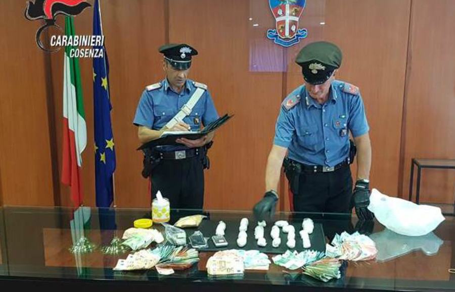 carabinieri cosenza droga madre e figlio