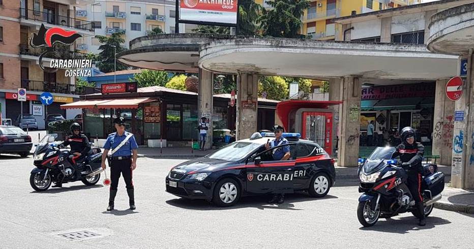 Cosenza, blitz dell'Arma all'autostazione: sorpresi pusher e sequestrata droga 51 carabinieri cosenza1 2