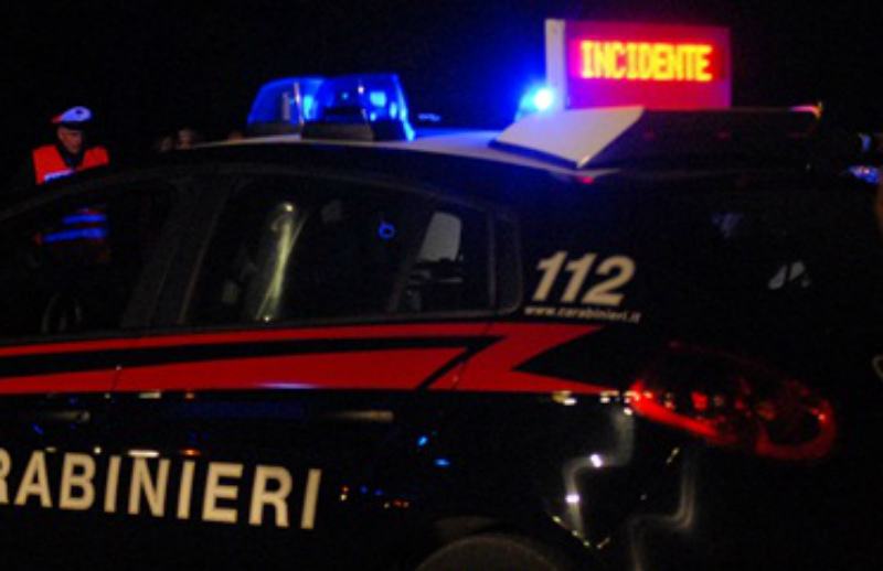Perde il controllo della moto e si schianta sull'asfalto, morto centauro 51 carabinieri incidente notte 4