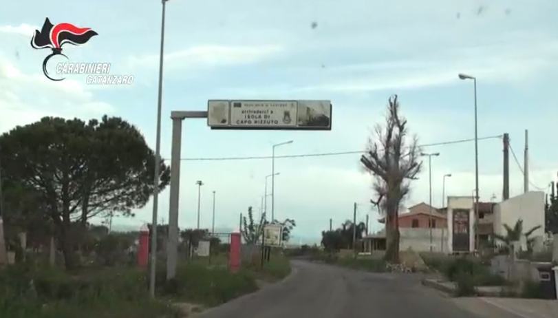 Arrestati per usura continuano a minacciare la vittima che li ha denunciati 51 carabinieri isola capo rizzuto