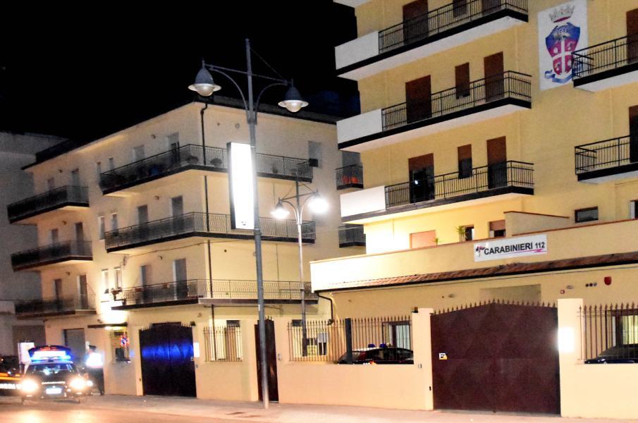 Ubriaco si barrica in casa e minaccia di far esplodere il palazzo 51 carabinieri laureana di borrello stazione