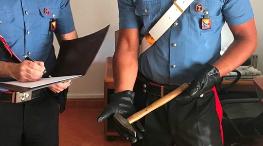 Aggredisce il padre e la compagna a martellate, arrestato 51 carabinieri martello