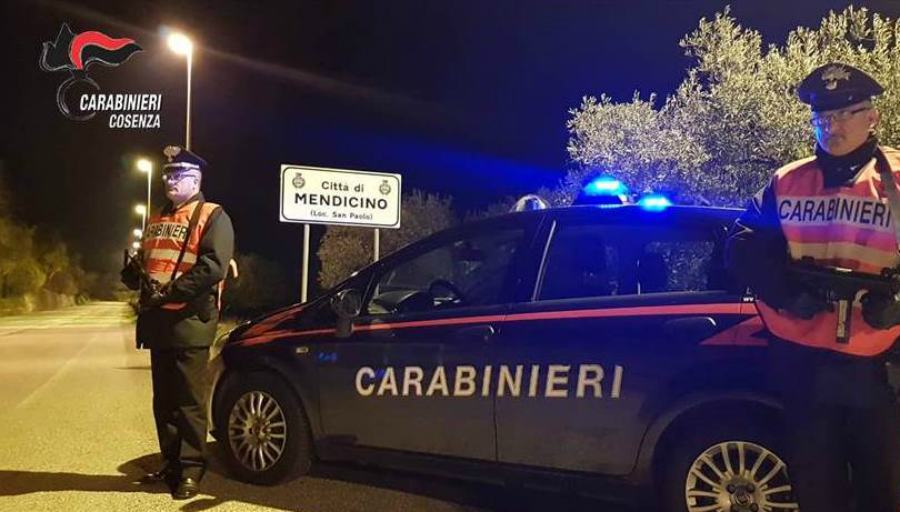 carabinieri mendicino notte