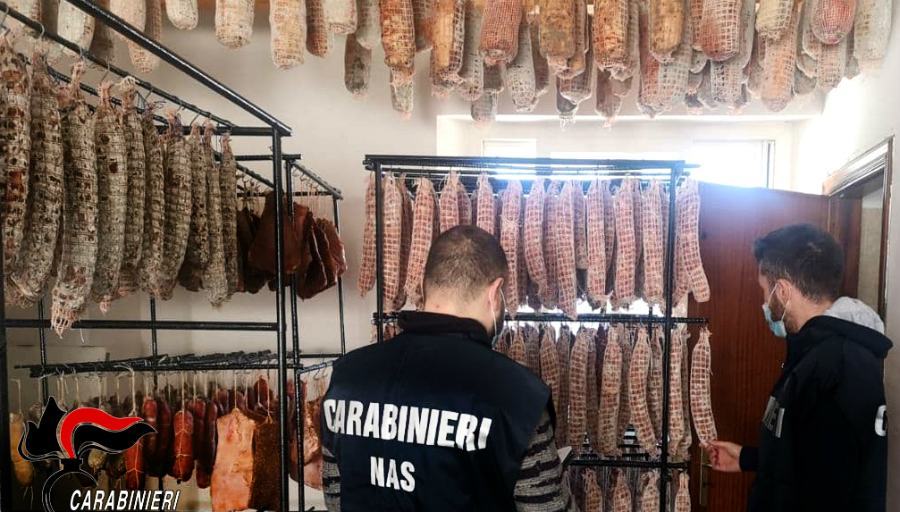 Aveva allestito un salumificio in casa, Nas sequestrano 600 chili di carne 55 carabinieri nas salumi e carne 01