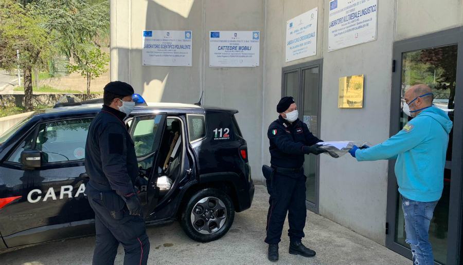 Oriolo, nel comune "zona rossa" i carabinieri fanno arrivare pc agli alunni 51 carabinieri oriolo cosegna pc
