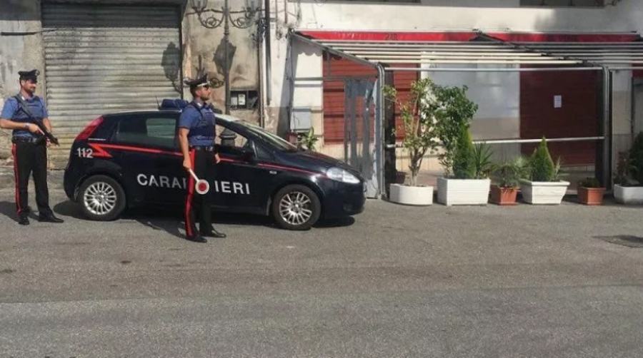 Incendia tavoli e gazebo di un bar, arrestato 39enne. Coinvolta anche la compagna 51 carabinieri portigliola