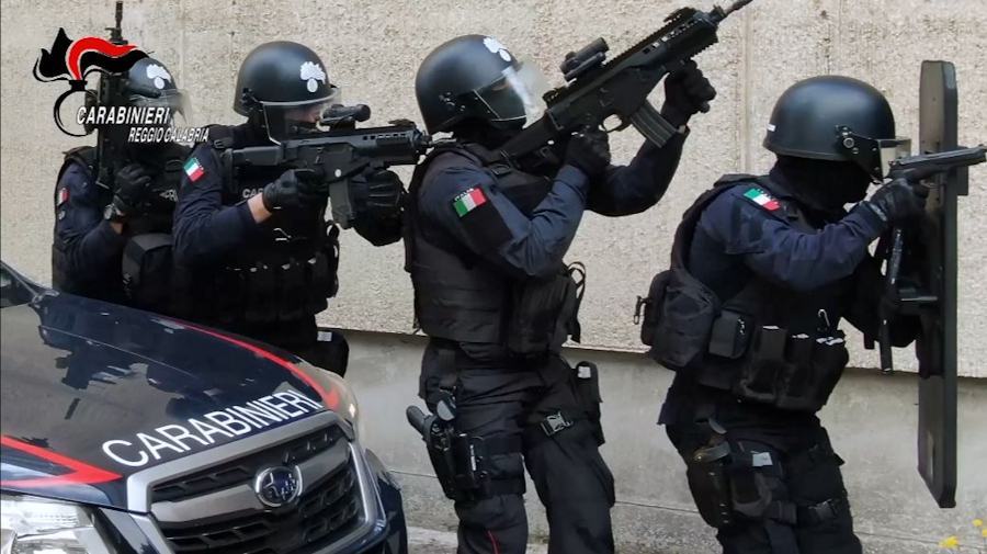 Si barrica in casa per evitare i controlli. Blitz dei carabinieri 51 carabinieri rc 4