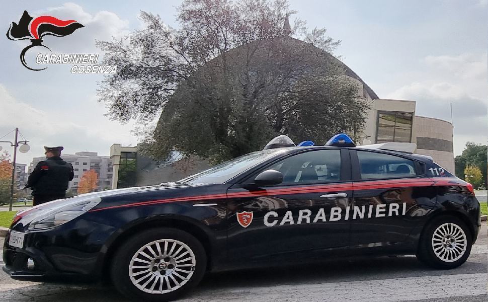 Rende, danneggia un'auto e i tavoli di un locale. Poi picchia i carabinieri 51 carabinieri rende 1 1