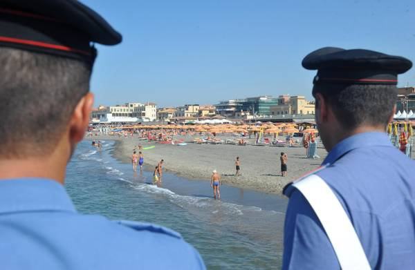 Diamante: figlia accoltella il compagno della madre, ad aiutarla il marito 188 carabinieri spiaggia
