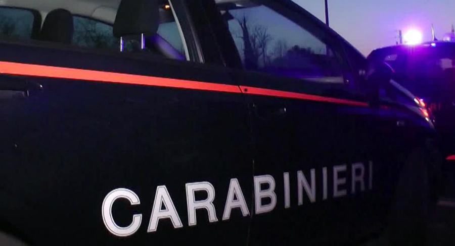 Colpi di kalashnikov contro i mezzi di un'impresa di telecomunicazione 51 carabinieri auto notte