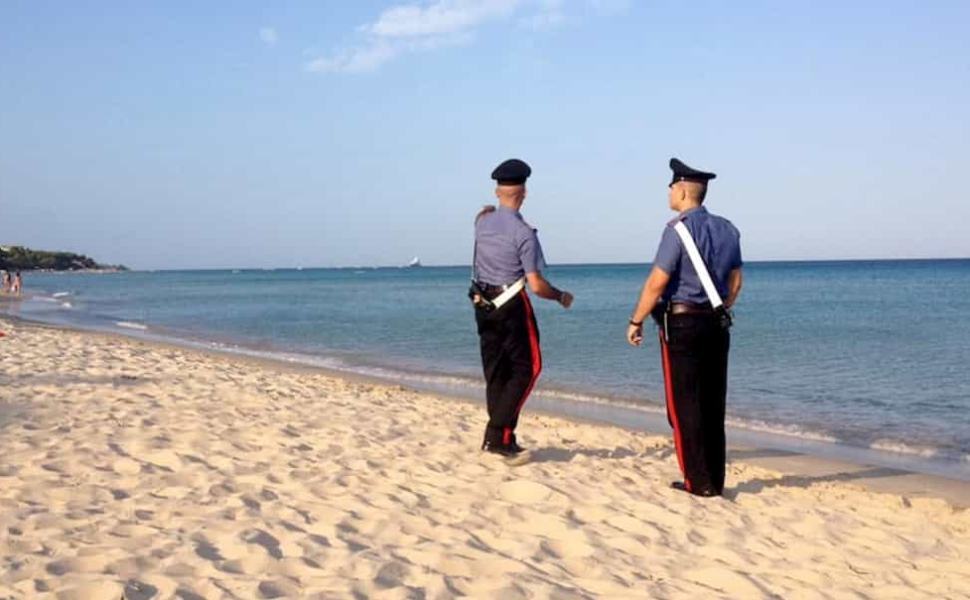 caraninieri sulla spiaggia immagine di repertorio