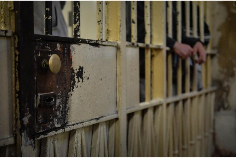 carcere prigione mani