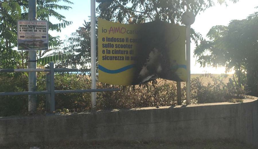 cariati cartello incendiato