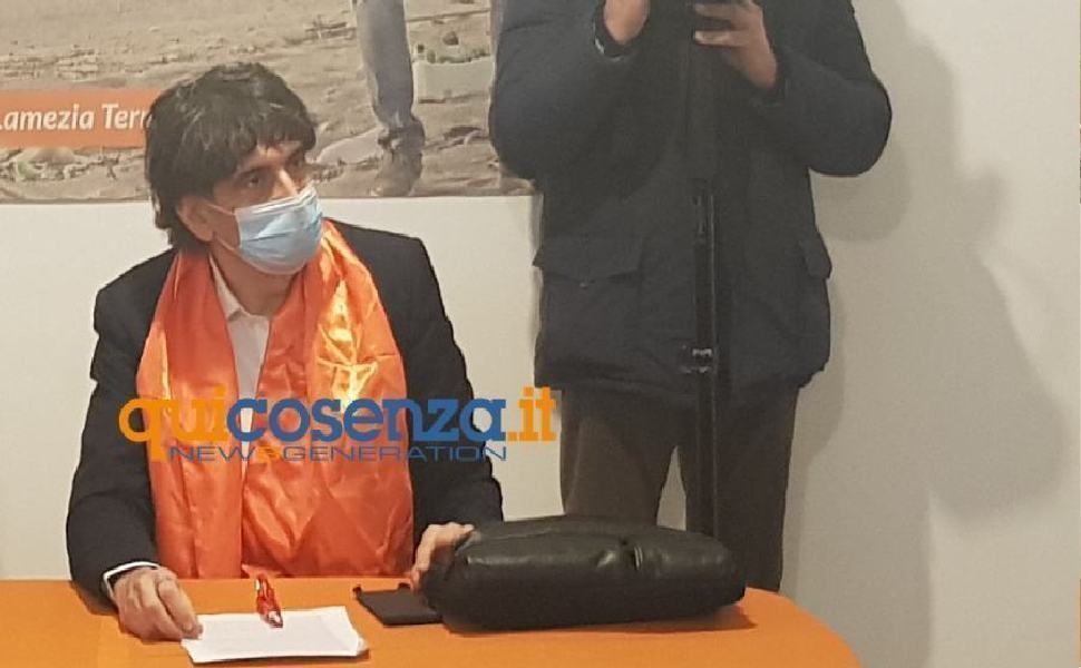 Paola, minacce di morte a Tansi durante un comizio "Vivo non ci rimani" 51 carlo tansi 1 2