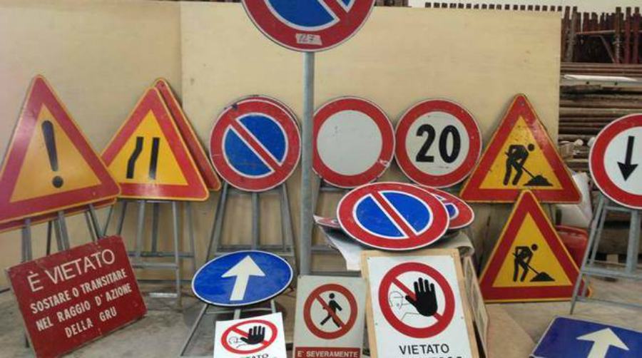 Tentano di rubare cartelli stradali, tre denunciati 51 cartelli stradali 463746 1